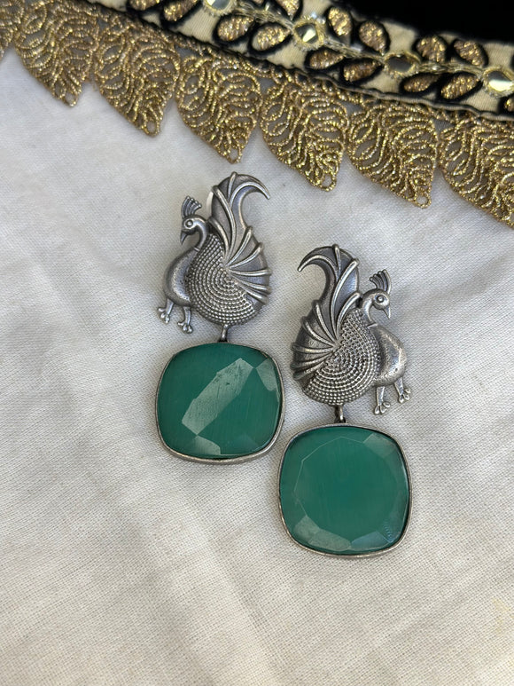 Elegant bird earrings in green and silver